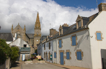 rue et église de Plouhinec, commune française située au sud-ouest du département du Morbihan en région Bretagne. - obrazy, fototapety, plakaty