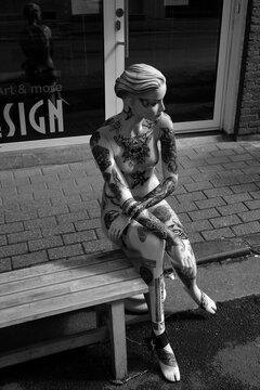Kunstvoll t&auml;towierte Schaufensterpuppe vor Bodydesign Tattoo & Piercing Studio am 15.04.2023 in der Onderstraat in Gent in Ostflandern in Belgien in neorealistischem Schwarzwei&szlig;