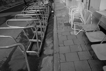 Alte gebrauchte Designerstühle vor einem Laden und Geschäft auf dem Gehweg und Bürgersteig mit...