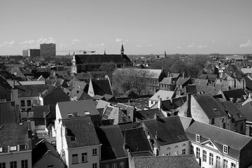 Blick von der Burg Gravensteen der Grafen von Flandern auf die historische Altstadt Dächern und Kirchtürmen im Sonnenschein in Gent in Ostflandern in Belgien in neorealistischem Schwarzweiß