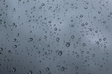 It was raining heavily that day, and my window was full of drops, so i was able to take beautiful pictures