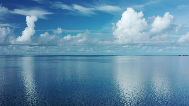 空撮 - 夏の空と雲 海面の反射 宮古島 上昇
