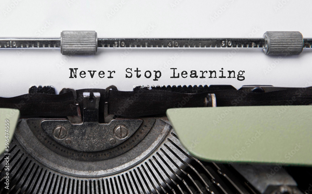 Aufkleber Text Never Stop Learning typed on retro typewriter