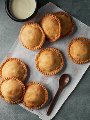 Empanada de pollo colombiana