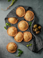 Empanada de pollo colombiana