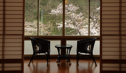 和のイメージ写真｜宿の縁側・広縁と春の桜
