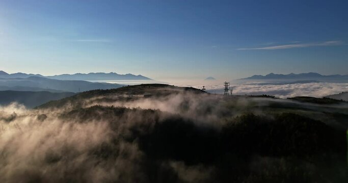 空撮 - 日本の観光地 長野県の高ボッチ高原 雲海 富士山
