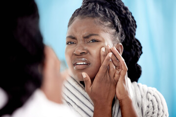 I cant afford a breakout right now. Cropped shot of an attractive young woman popping a pimple in the bathroom at home. - obrazy, fototapety, plakaty