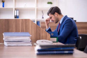 Obraz premium Young male employee working in the office