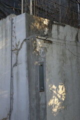 補強工事（アンカーボルト）が施された、亀裂の入った擁壁