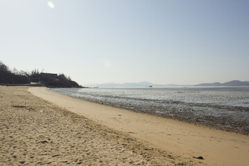 It is a beach with tidal flats and sandy beaches.