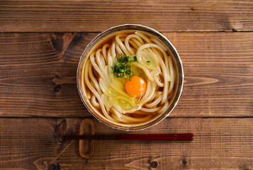 かけうどん・生卵入り