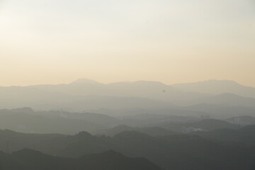 グラデーションになった山の風景
