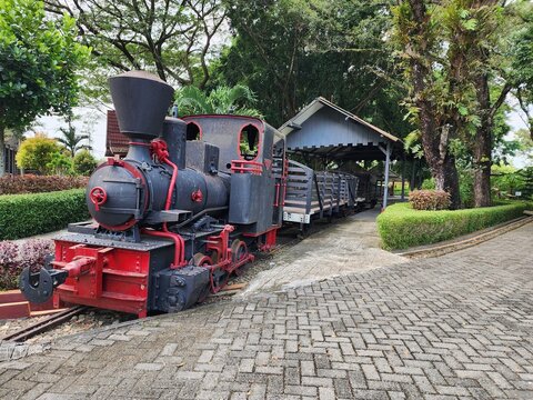 An old train that is museumized in the city's amusement park 