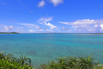  崖のふもとに広がる青い海