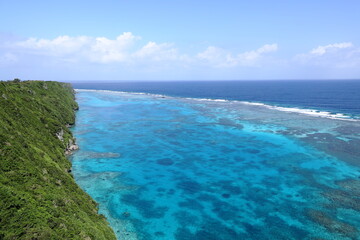  崖のふもとに広がる青い海