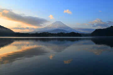 春の夜明けに山梨県精進湖から望む霊峰富士