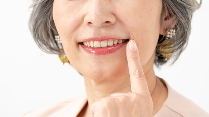 Fototapeta premium 歯並び 白い歯 中高年女性