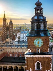 Wieża ratuszowa w Rynku Głównym w Krakowie w wiosenny poranek © Michal45