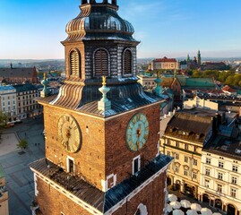 Wieża ratuszowa w Rynku Głównym w Krakowie w wiosenny poranek © Michal45