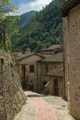 Obraz premium View of the center of Scheggino town in Valnerina between green mountain in Umbria, Italy