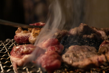 肉を焼く