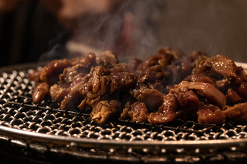 肉を焼く
