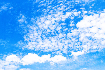Fototapeta na wymiar Tranquil Skies: Small Cotton Clouds Floating over Blue sky