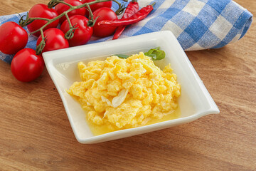 Scrambledd egg in the bowl