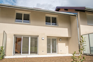 Maison neuve durant le printemps