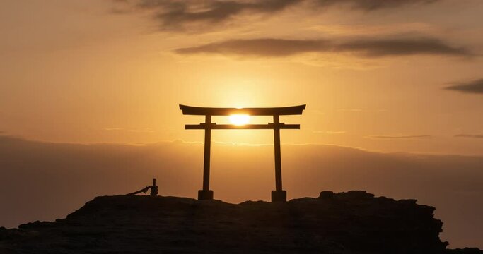 海辺の鳥居越しに昇る朝日のタイムラプス映像（コンセプト：初日の出・新年）