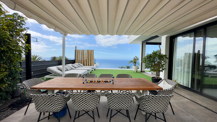 Tisch mit Kamin im Garten