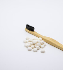 Brosse à dent en bois avec pastille de dentifrice solide