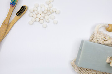 Brosse à dent en bois avec pastille de dentifrice solide et savon solide pour le corps