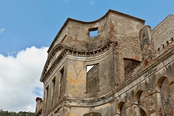 Obraz premium View of the ruins of the Sans-Souci Palace. Royal residence of Henry I, King of Haiti, known as Henri Christope. It is located in the city of Milot. Republic of Haiti.