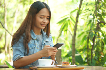 trader looks at the earnings on his phone.