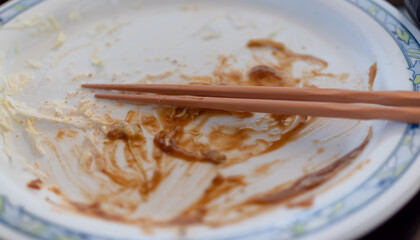 食べ終わった汚れた皿