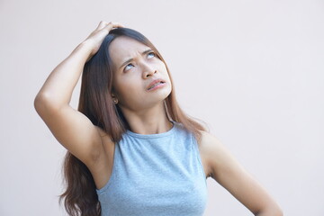 Obraz premium Asian woman having itchy head from dandruff.
