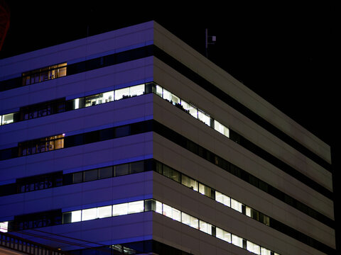 夜のオフィスビルの窓の明かり
