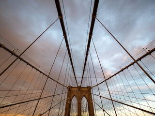 Brooklyn Bridge bei Sonnenuntergang in Manhattan,  New York