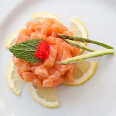 Salmone con fette di limone