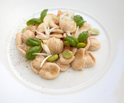 Orecchiette con fave e menta