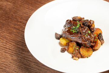 Veal cheeks with fried potatoes