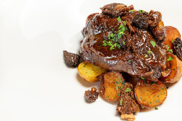 Veal cheeks with fried potatoes