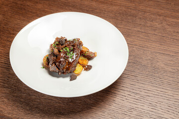 Veal cheeks with fried potatoes