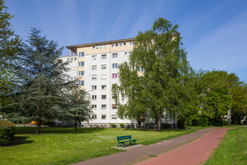 Fototapeta na wymiar Moderne, monotone Wohngebäude mit Grünanlage , Mehrfamilienhäuser, Bremen, Deutschland