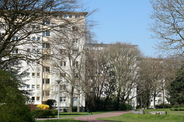 Moderne, monotone Wohngebäude mit Grünanlage , Mehrfamilienhäuser, Bremen, Deutschland