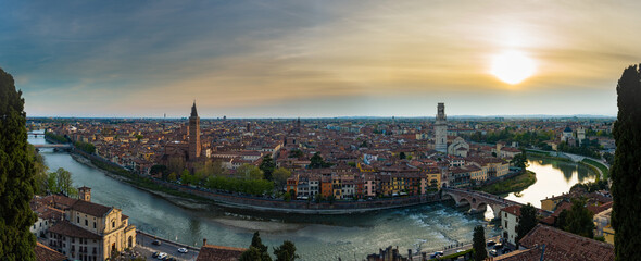 Hochauflösendes Panorama von Verona in Italien bei Sonnenuntergang