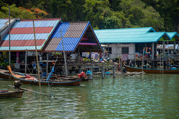 Fototapeta na wymiar Fischerhütte mit Long tail boot Thailand