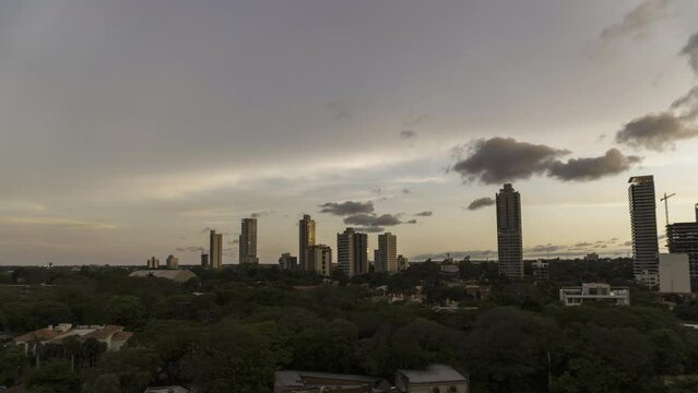 Zeitraffer von Asuncion in Paraguay mit Hochhäusern und Wolken bei Sonnenuntergang